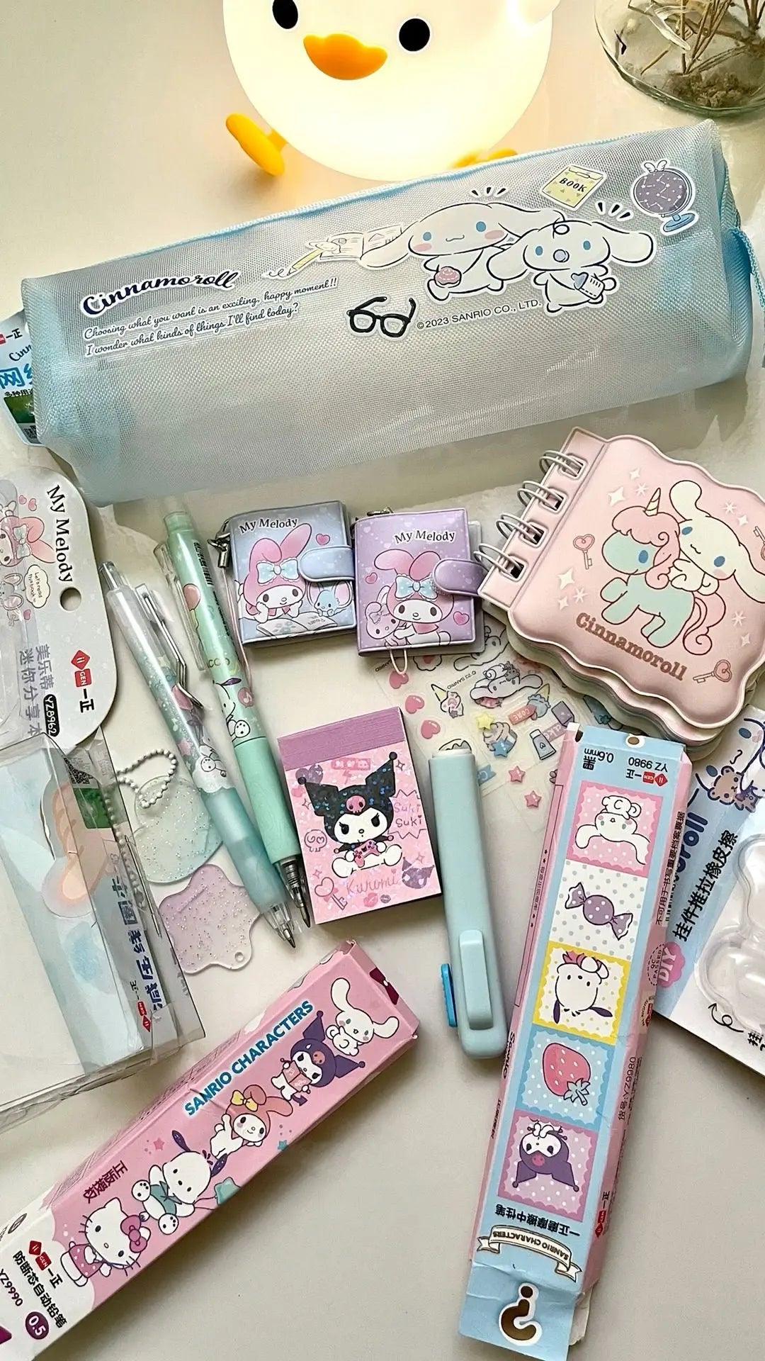 Papeterie kawaii sophistiquée - accessoires de bureau colorés et mignons, comprenant stylos, carnets, gommes et rubans décoratifs pour une touche de douceur.