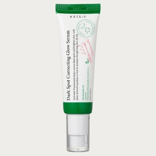 Un sérum pour le visage Axis-Y Dark Spot Correcting Glow, avec son emballage vert et blanc, offrant des bienfaits correcteurs et illuminateurs pour la peau.